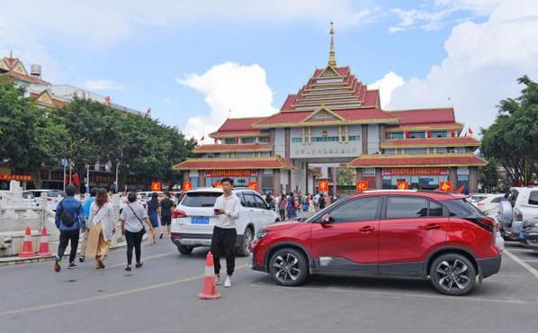 给予中国和印度旅客的落地签证将试点实行一年