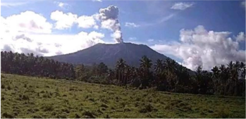 印尼伊布火山喷发 火山灰柱达1500米