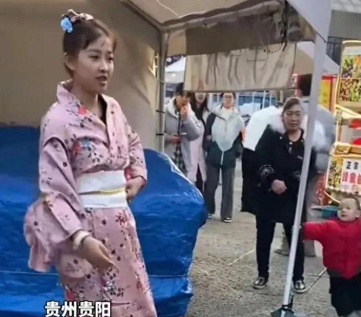 女子穿和服逛街被斥责后脱得只剩内衣！现道歉：没想到大家会反感