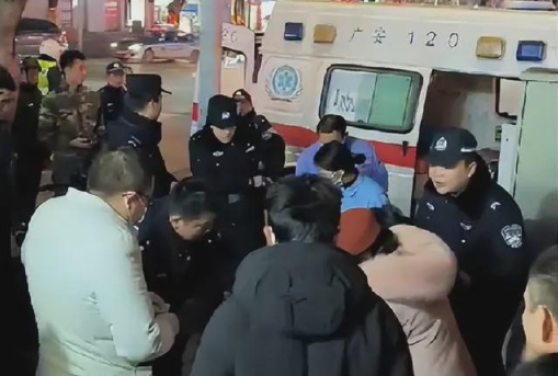 男子遛狗未牵绳，路人疑遭惊吓起争执将他捅伤逃走